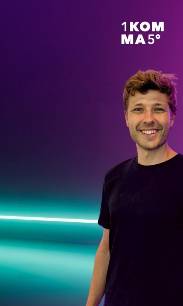 Portrait von Florentin Kroneder. Im Hintergrund ist das Logo von 1KOMMA5° zu sehen